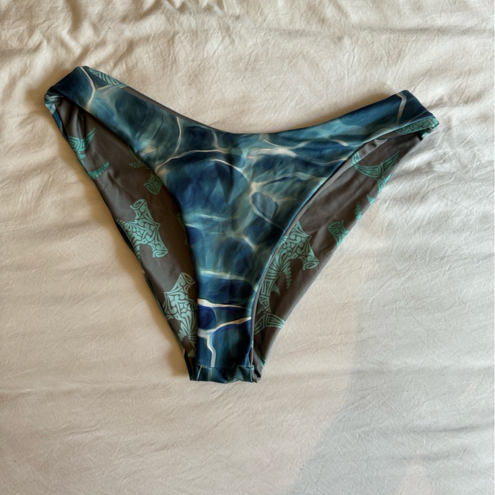 Reversible cheeky bikini bottoms